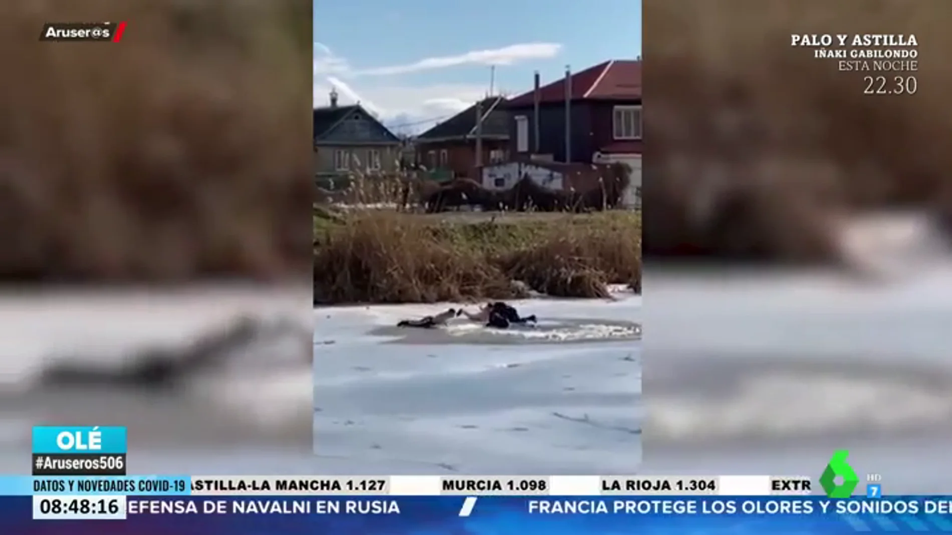 El angustioso rescate a dos niños que quedaron atrapados en un lago helado