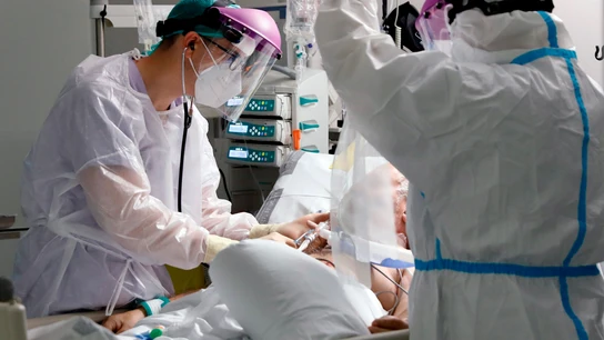 Médicos de UCI atienden a un paciente de Coronavirus. Médicos de UCI atienden a un paciente de Coronavirus.