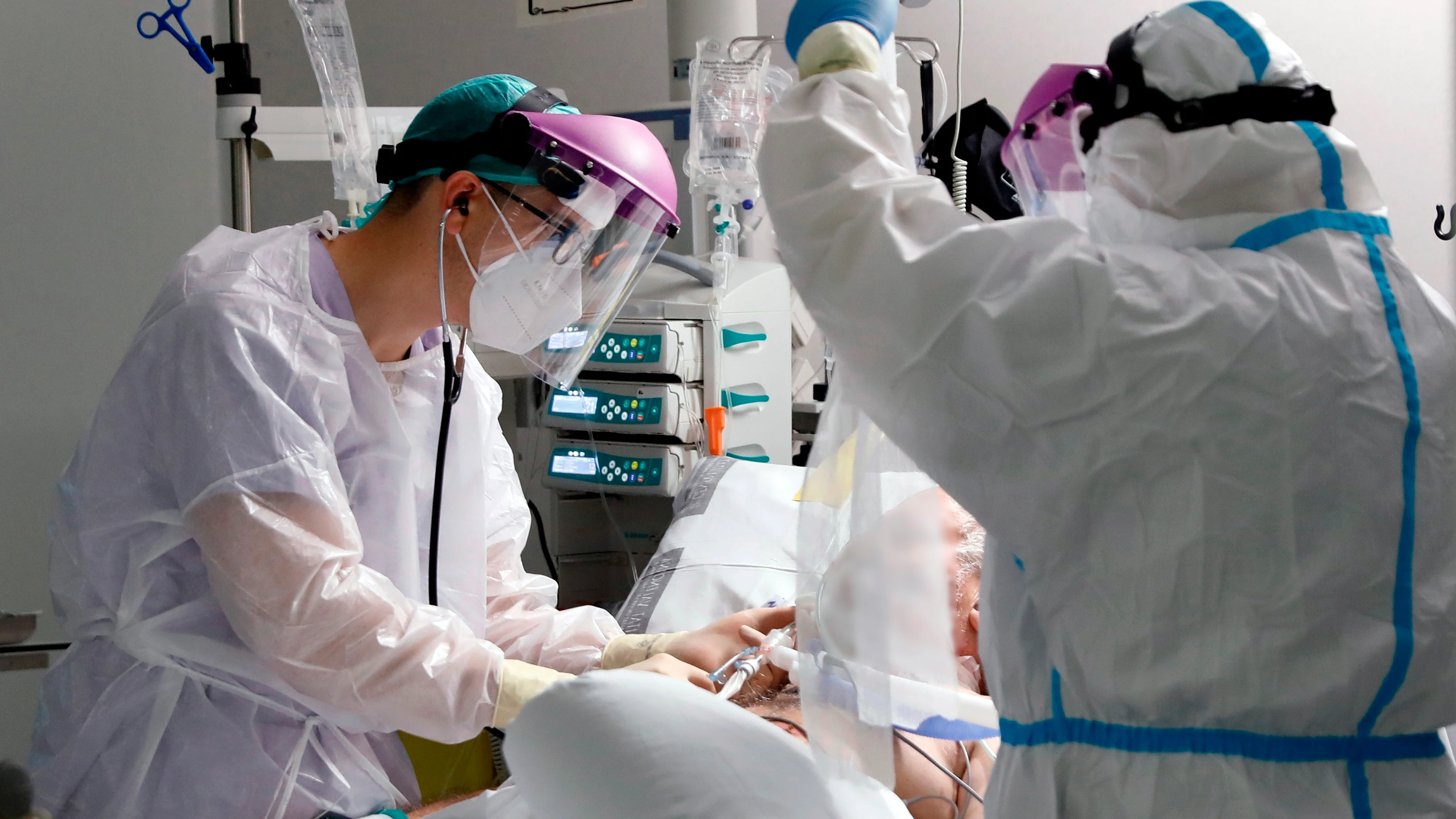 Médicos de UCI atienden a un paciente de Coronavirus. 