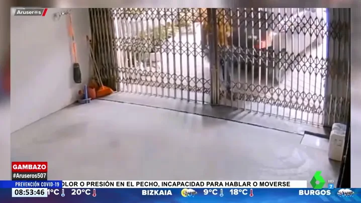 El momento en el que un hombre es aplastado por su propio coche contra la valla del garaje