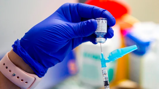 Personal sanitario prepara la segunda dosis de la vacuna contra el COVID-19. Personal sanitario prepara la segunda dosis de la vacuna contra la covid.