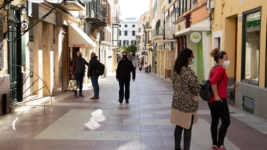 Varias personas en el centro de Mahón, la capital de Menorca, durante la pandemia. Restricciones coronavirus