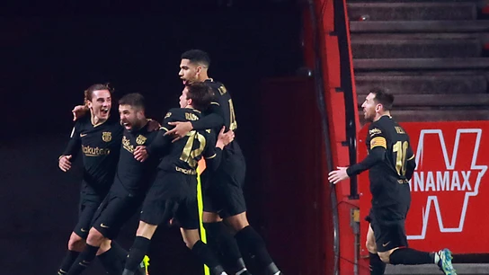 Victoria sufrida del FC Barcelona ante el Granada Victoria sufrida del FC Barcelona ante el Granada