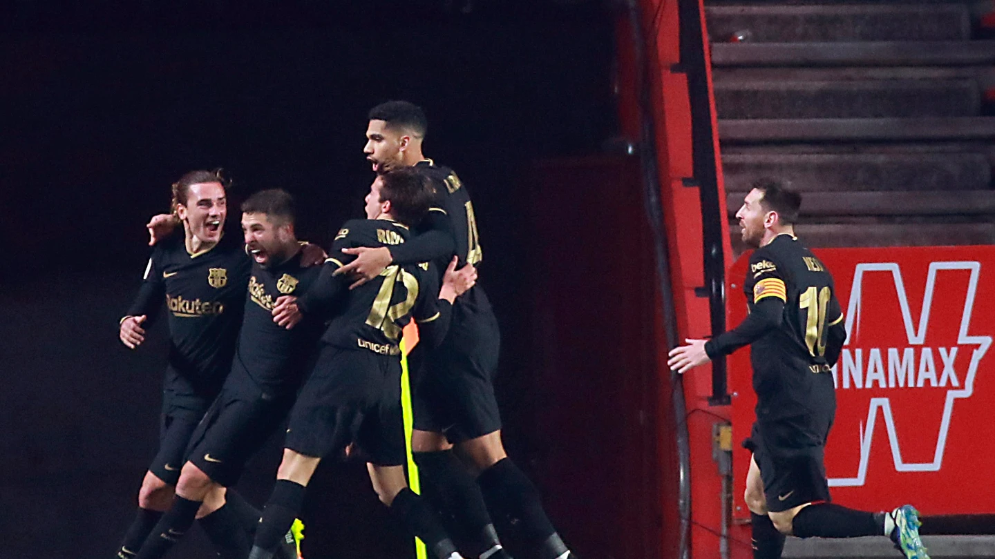 Victoria sufrida del FC Barcelona ante el Granada Victoria sufrida del FC Barcelona ante el Granada