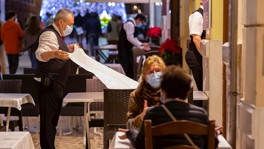 Varias personas con mascarilla en una terraza de Málaga Varias personas con mascarilla en una terraza de Málaga