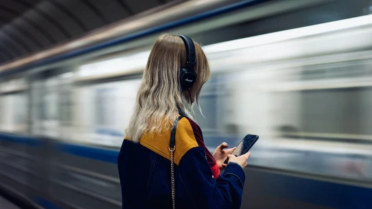 Una mujer escucha música en su móvil Una mujer escucha música en su móvil