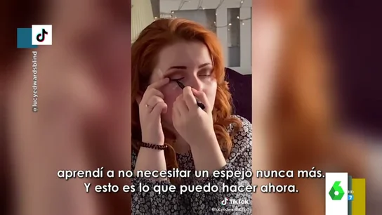 Lucy Edwards, la tiktoker invidente que explica cómo es su día a día: así se maquilla o se hace el café Lucy Edwards, la tiktoker invidente que explica cómo es su día a día: así se maquilla o se hace el café
