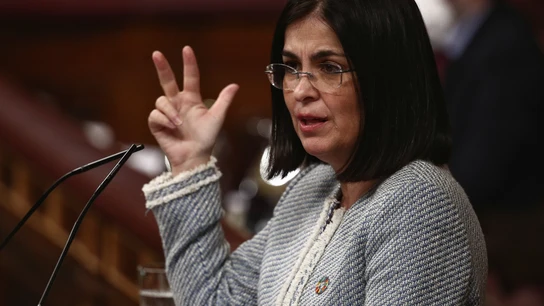 La ministra de Sanidad, Carolina Darias, interviene durante una sesión plenaria celebrada en el Congreso de los Diputados, en Madrid Carolina Darias plan de vacunación