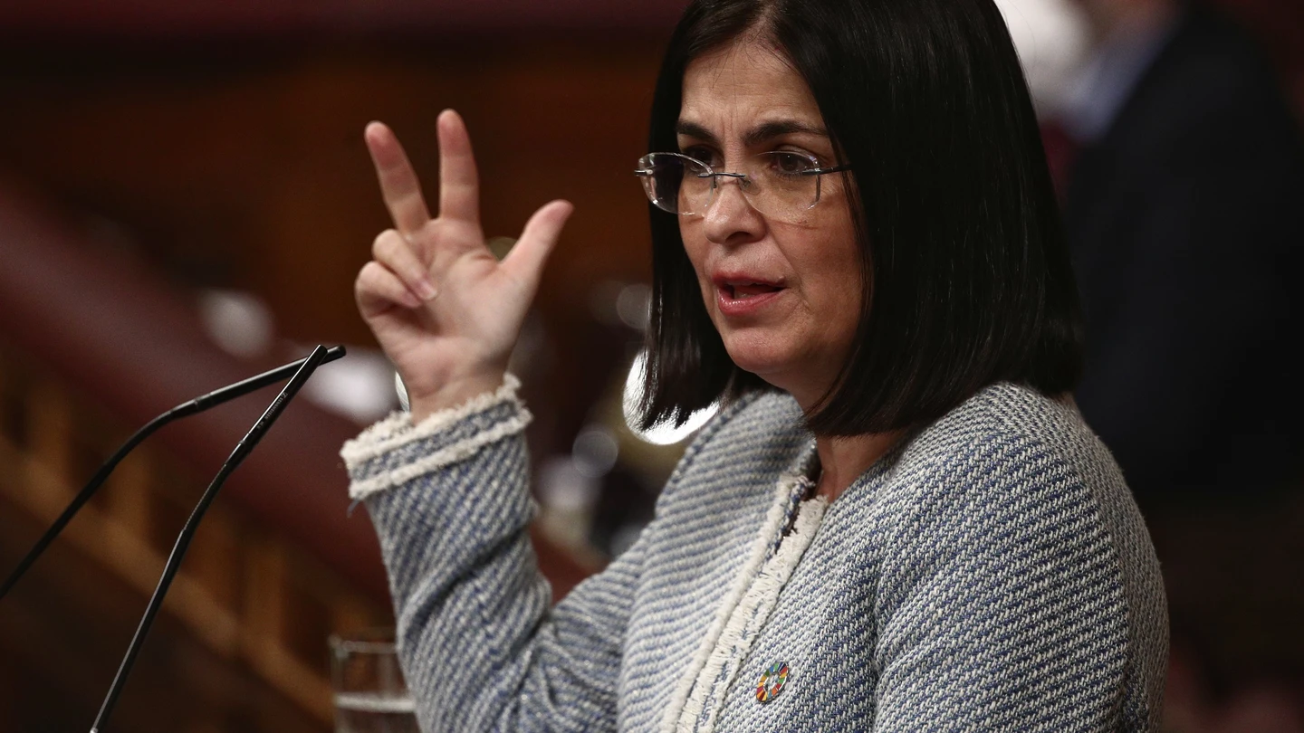 La ministra de Sanidad, Carolina Darias, interviene durante una sesión plenaria celebrada en el Congreso de los Diputados, en Madrid Carolina Darias plan de vacunación