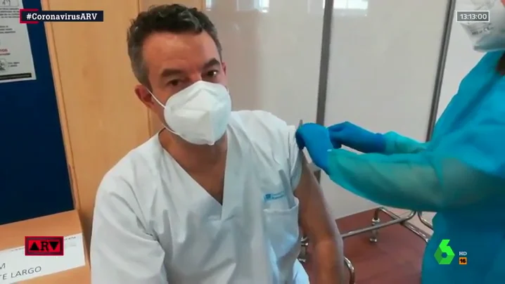 El doctor Carballo recibe su segunda dosis. El doctor Carballo recibe su segunda dosis.