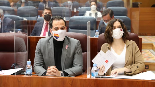 Ignacio Aguado, y la presidenta de la Comunidad de Madrid, Isabel Díaz Ayuso, durante una sesión plenaria celebrada en la Asamblea de Madrid Ayuso y Aguado