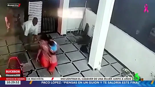 Graban a un hombre atacando a una mujer y a un bebé con un hacha en la India Graban a un hombre atacando a una mujer y a un bebé con un hacha en la India