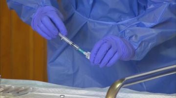 Sanidad descarta la vacuna de AstraZeneca para los mayores de 80 anos
