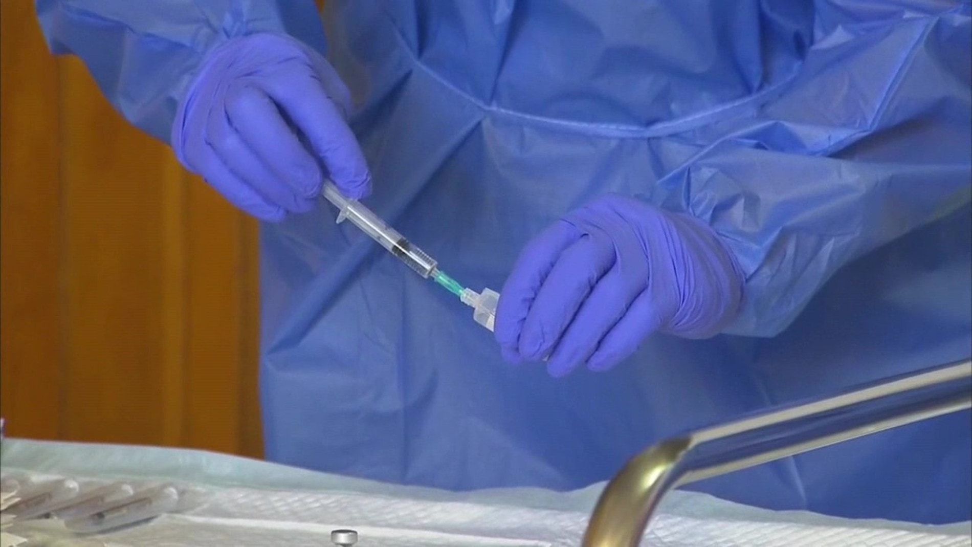 Sanidad descarta la vacuna de AstraZeneca para los mayores de 80 anos