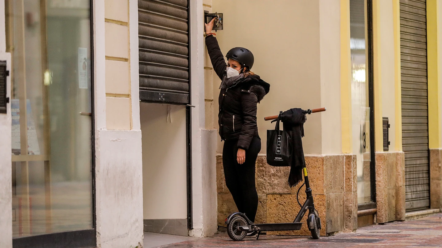 La trabajadora de un comercio cierra su establecimiento en Valencia Restricciones España