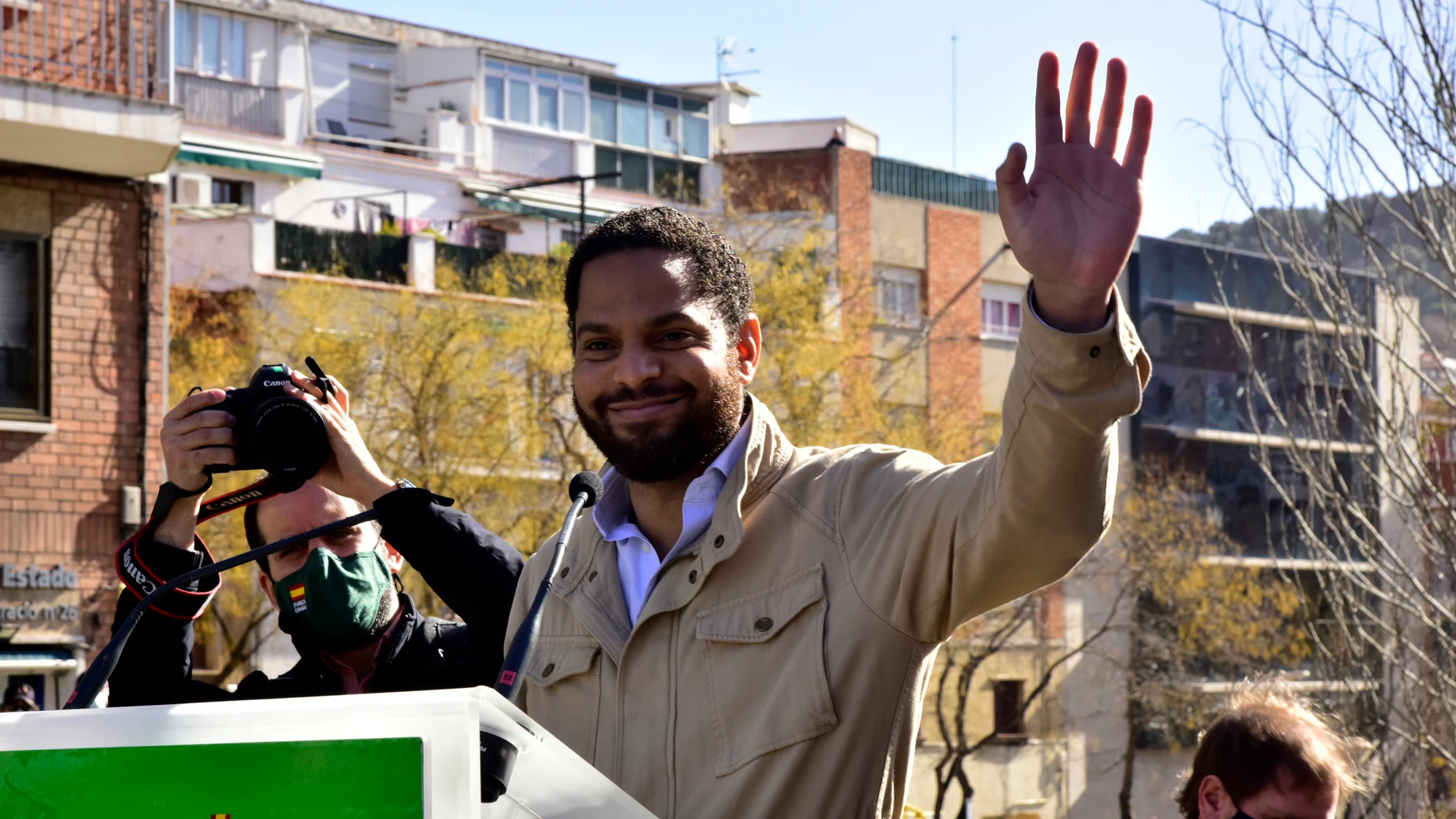 El candidato de VOX a la presidencia de la Generalitat, Ignacio Garriga saluda antes de su intervención en una campaña electoral en Barcelona
