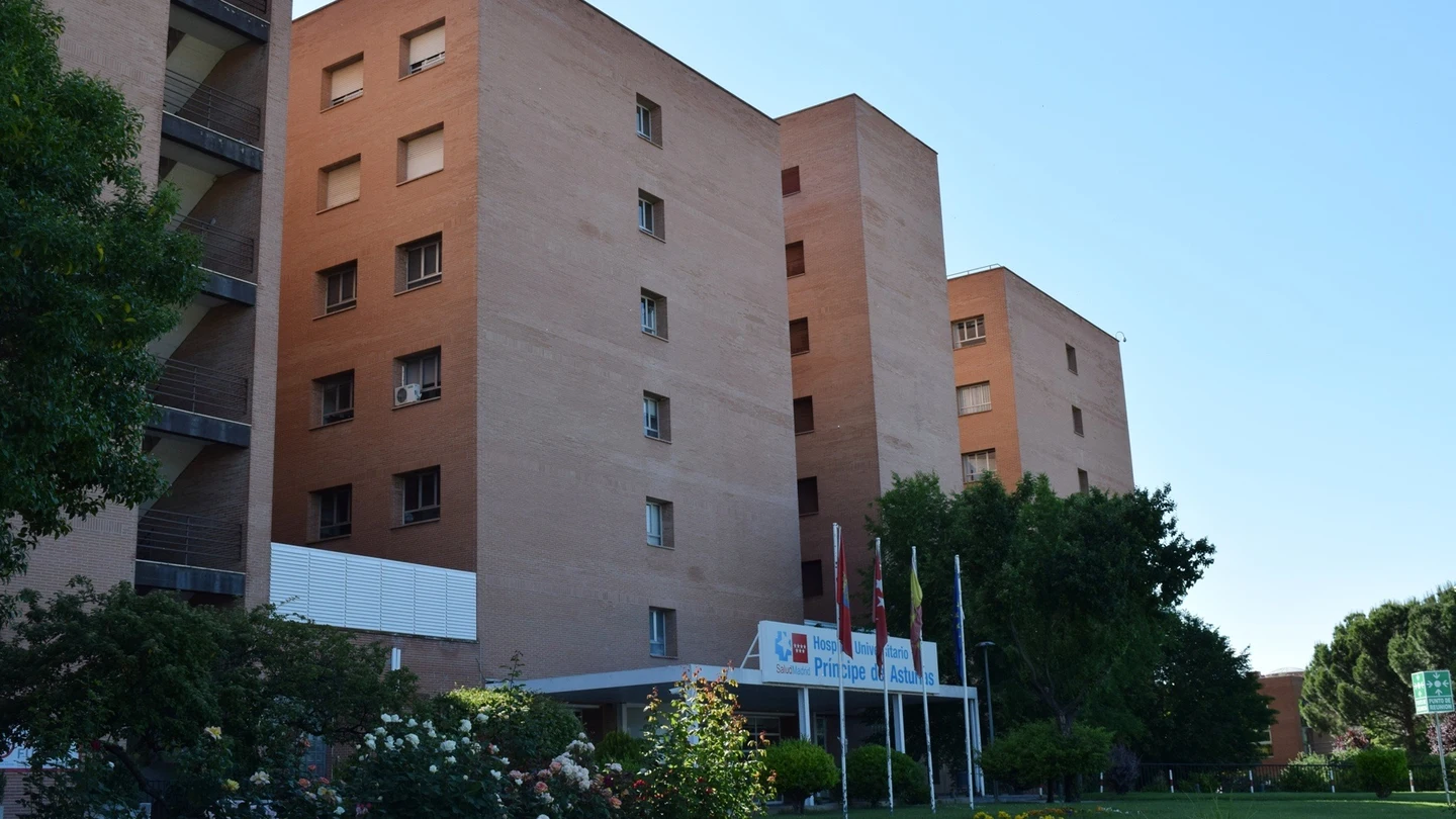 Fachada principal del Hospital Universitario Príncipe de Asturias, en Alcalá de Henares. Hospital pacientes móvil