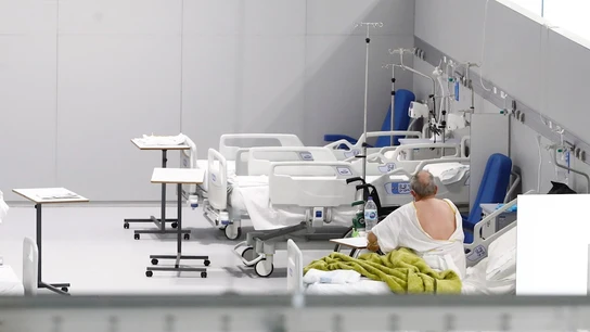 Un paciente en una de las salas habilitadas del Hospital Isabel Zendal de Madrid Un paciente en una de las salas habilitadas del Hospital Isabel Zendal de Madrid
