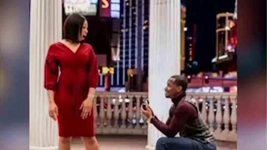 Sorprende a su pareja pidiéndole matrimonio en una sesión de fotos y capta su reacción frame a frame Sorprende a su pareja pidiéndole matrimonio en una sesión de fotos y capta su reacción frame a frame