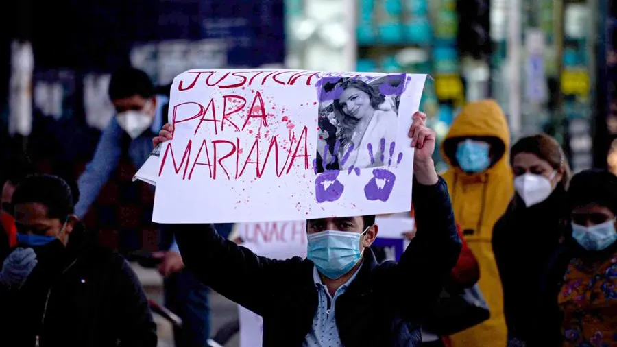 Un hombre sostiene un cartel de protesta durante una movilización para rechazar el feminicidio de una médica.