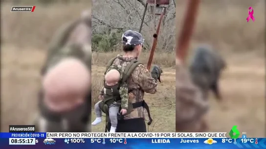 Las polémicas imágenes de una mujer cazando jabalíes con su bebé a la espalda Las polémicas imágenes de una mujer cazando jabalíes con su bebé a la espalda