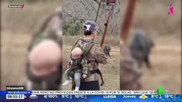 Las polémicas imágenes de una mujer cazando jabalíes con su bebé a la espalda