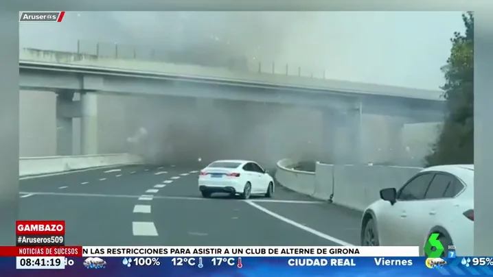 Esto es lo que ocurre cuando un camión cargado de fuegos artificiales explota en una carretera