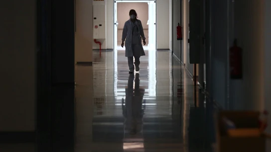 Una empleada camina por un pasillo del Hospital Isabel Zendal Una empleada camina por un pasillo del Hospital Isabel Zendal