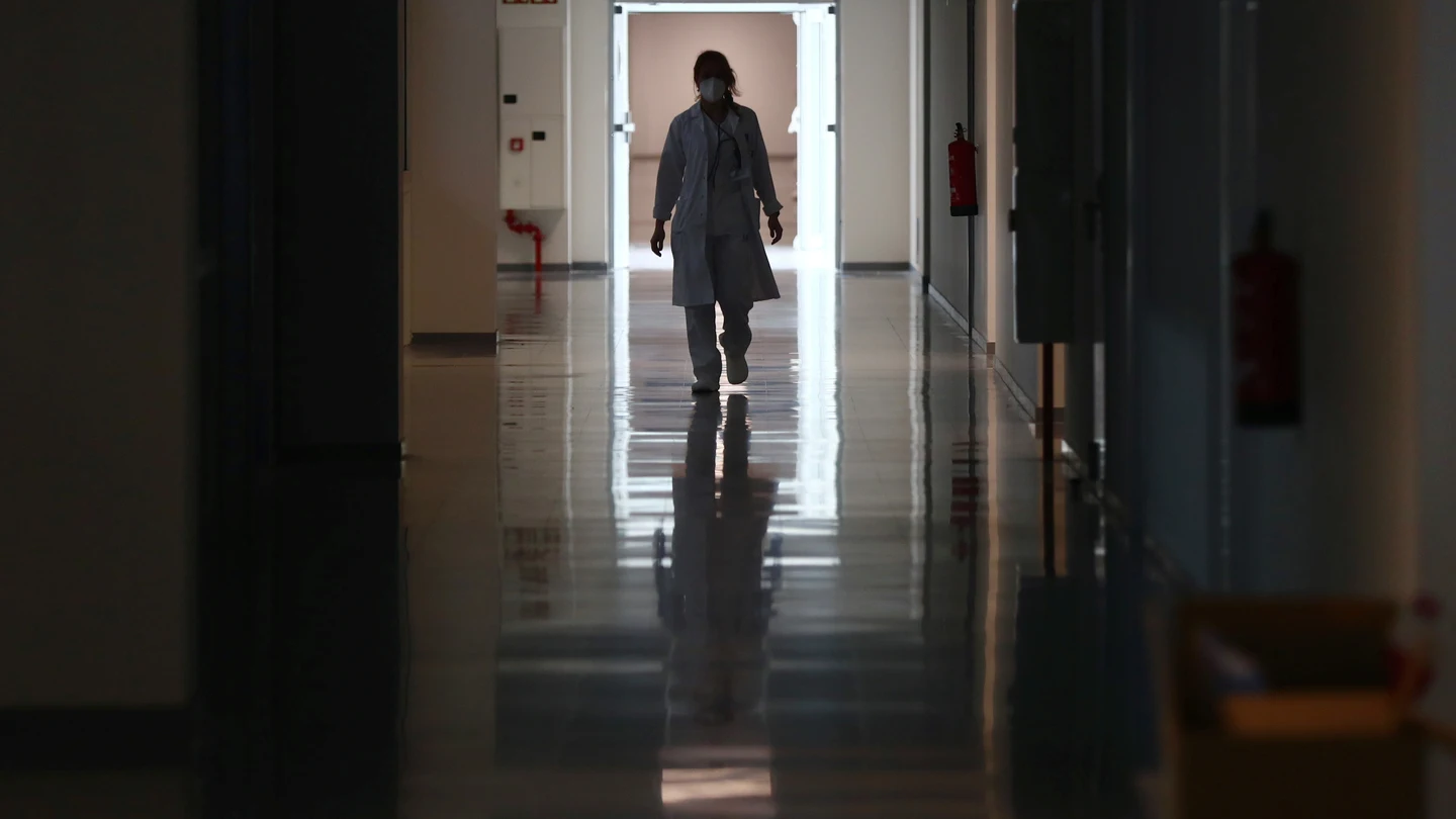 Una empleada camina por un pasillo del Hospital Isabel Zendal Una empleada camina por un pasillo del Hospital Isabel Zendal