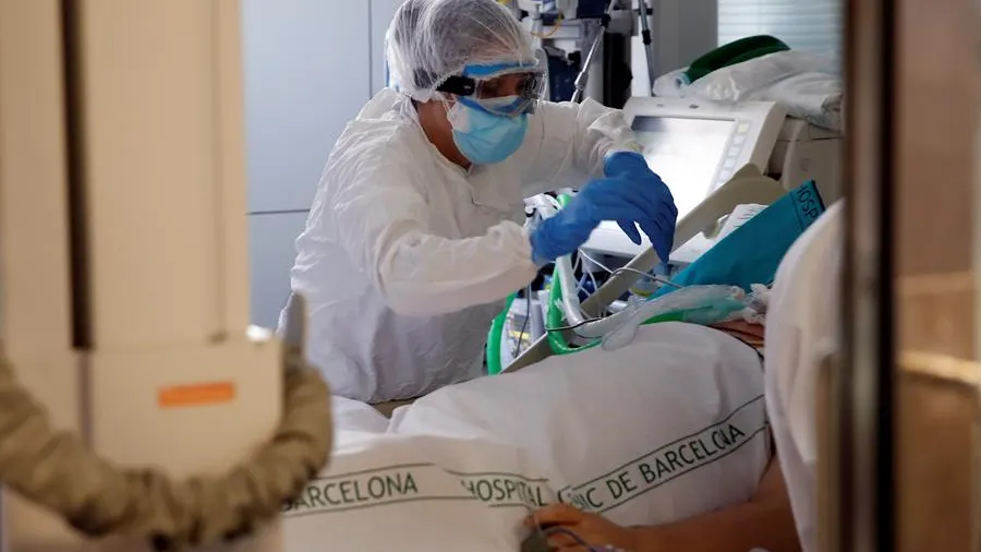 Sanitarios trabajando en una UCI 