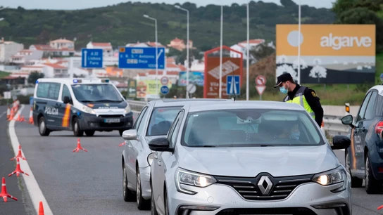 Un agente de la Policía Nacional comprueba el documento de movilidad de un ciudadano. Un agente de la Policía Nacional comprueba el documento de movilidad de un ciudadano.