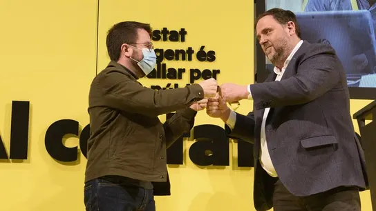 Oriol Junqueras y Pere Aragonés de ERC  El líder de ERC, Oriol Junqueras, saluda al vicepresidente del Govern y candidato de ERC, Pere Aragonès