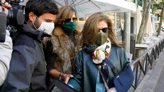 La mujer del extesorero del PP Luis Bárcenas, Rosalía Iglesias, sale de su domicilio, acompañada de su hijo Willy Bárcenas un día después de conocer que podría entrar en prisión por la trama Gürtel Willy Bárcena y Rosalía Iglesias