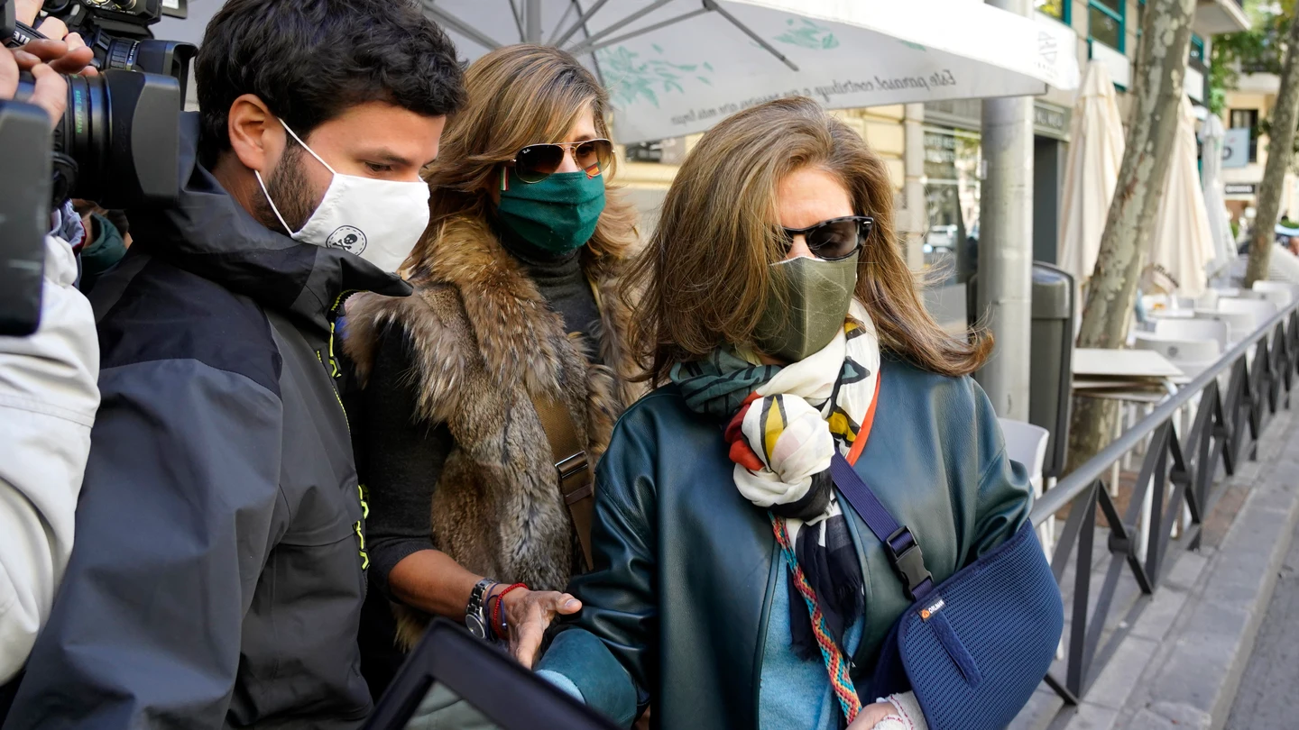 La mujer del extesorero del PP Luis Bárcenas, Rosalía Iglesias, sale de su domicilio, acompañada de su hijo Willy Bárcenas un día después de conocer que podría entrar en prisión por la trama Gürtel Willy Bárcena y Rosalía Iglesias