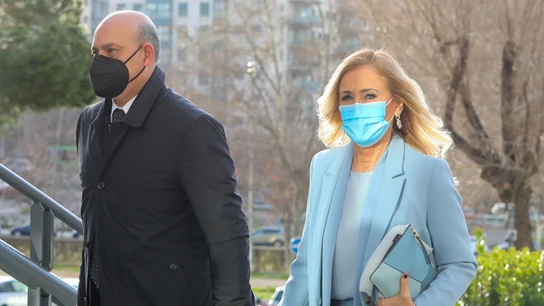 La expresidenta de la Comunidad de Madrid, Cristina Cifuentes, acompañada de su abogado, acudiendo al juzgado por el Caso Máster Caso Máster Cifuentes