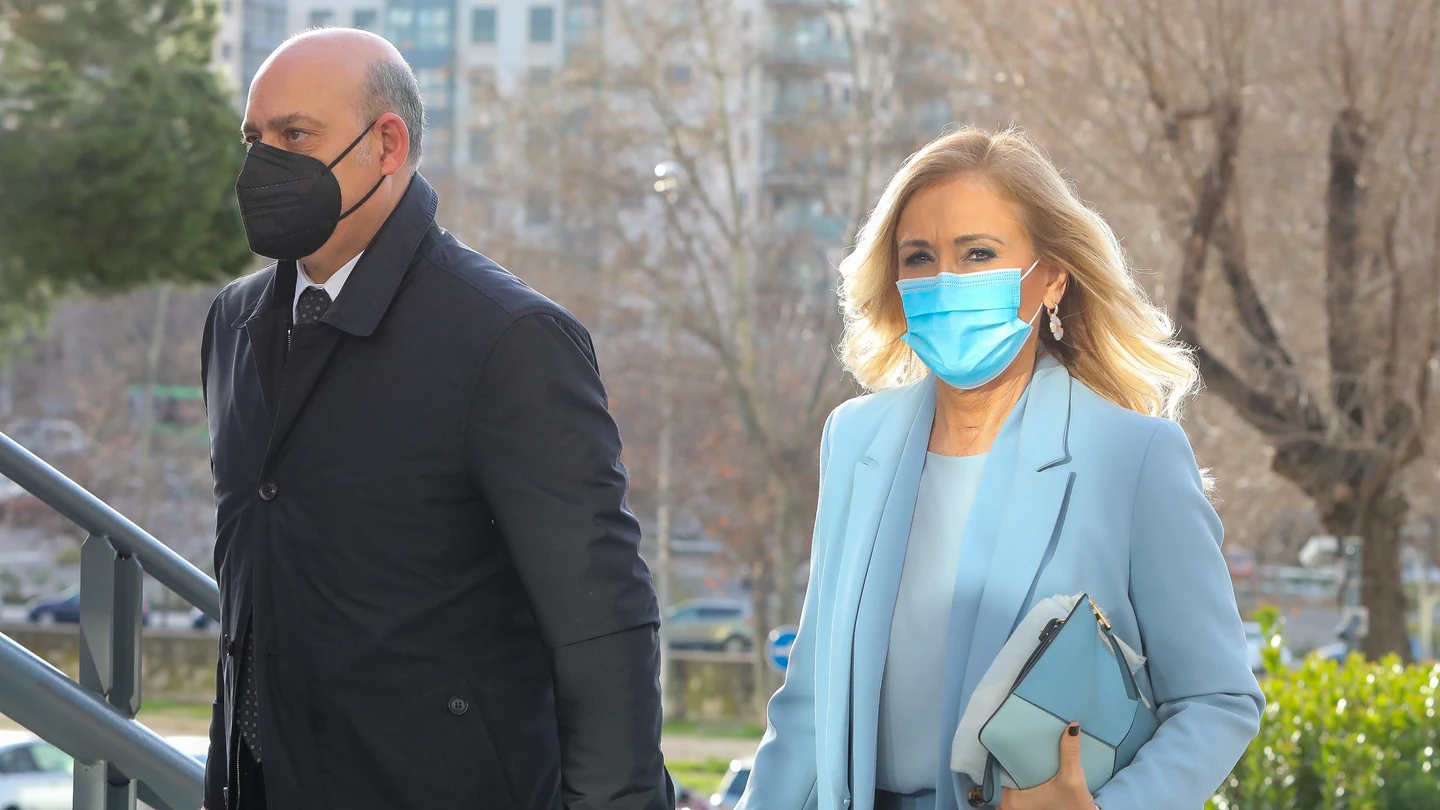 La expresidenta de la Comunidad de Madrid, Cristina Cifuentes, acompañada de su abogado, acudiendo al juzgado por el Caso Máster Caso Máster Cifuentes