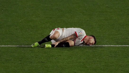 Lucas Ocampos, tendido en el césped Lucas Ocampos, tendido en el césped