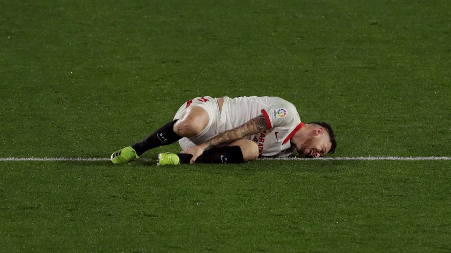 Lucas Ocampos, tendido en el césped Lucas Ocampos, tendido en el césped