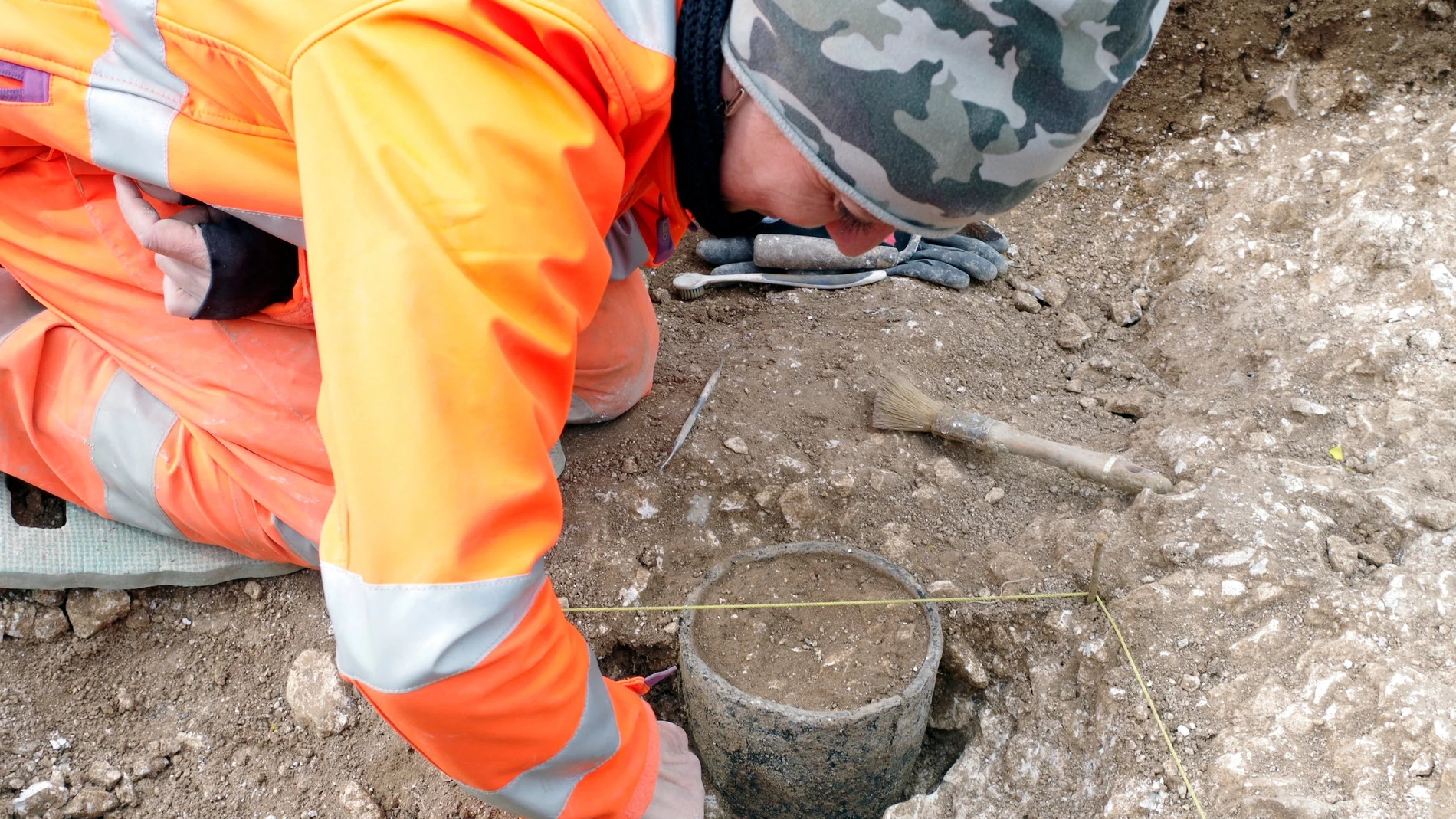 Una arqueóloga mira el hallazgo realizado en las obras del túnel de Stonehenge