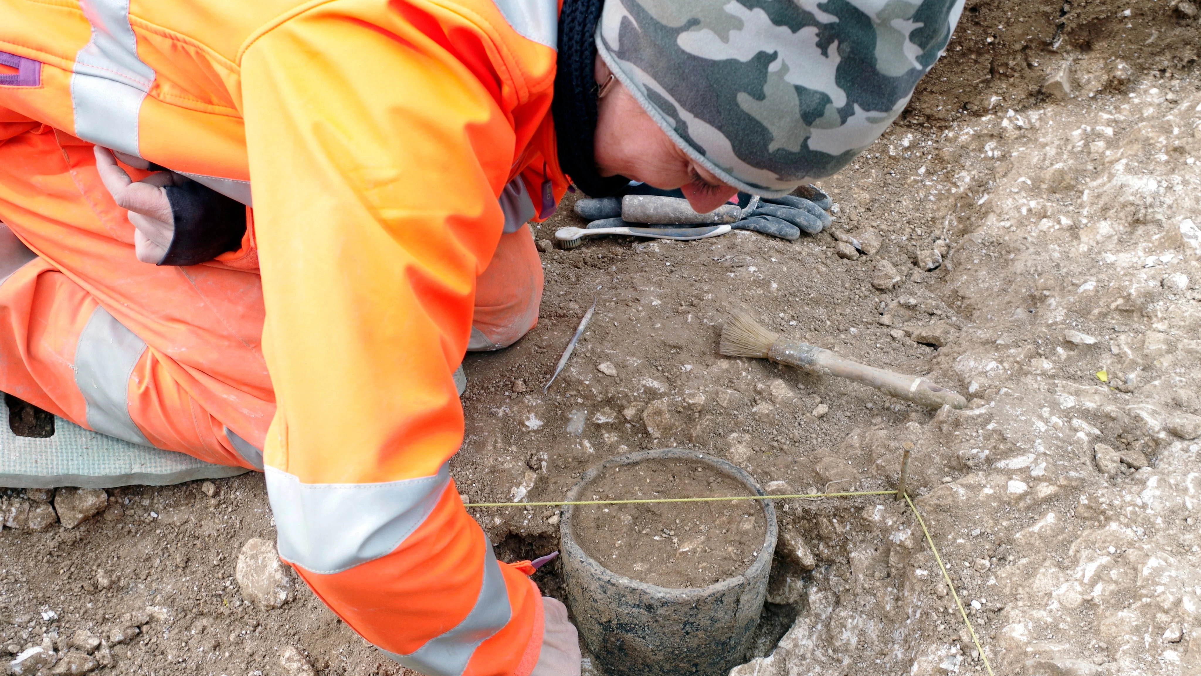 Una arqueóloga mira el hallazgo realizado en las obras del túnel de Stonehenge Una arqueóloga mira el hallazgo realizado en las obras del túnel de Stonehenge