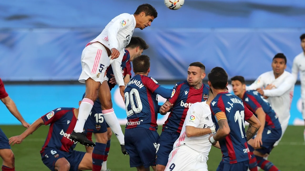 Varane salta por encima de todos