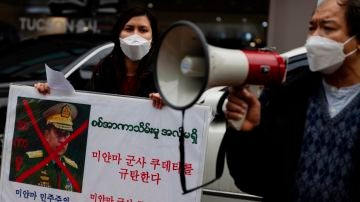 Ciudadanos birmanos protestan por el golpe de Estado militar
