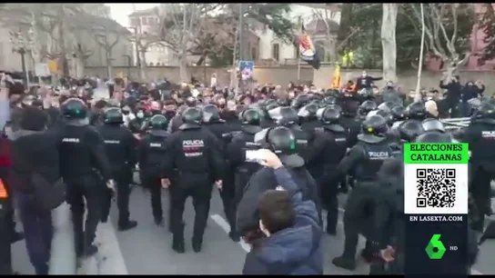 Lanzan piedras y otros objetos contra los vehículos de Ortega Smith e Ignacio Garriga en el acto de Vox en Vic (Barcelona) Lanzan piedras y otros objetos contra los vehículos de Ortega Smith e Ignacio Garriga en el acto de Vox en Vic (Barcelona)