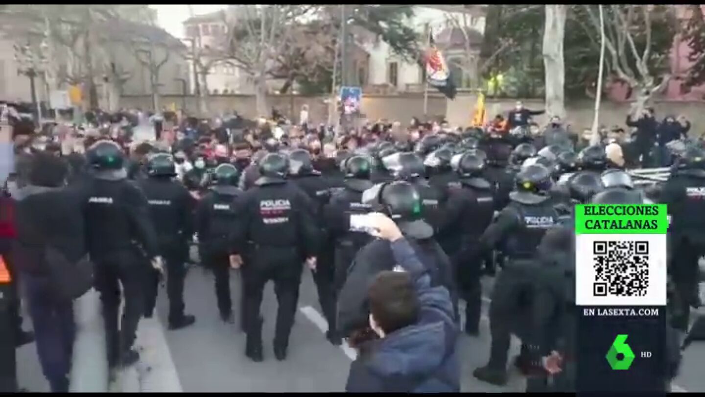 Lanzan piedras y otros objetos contra los veh&iacute;culos de Ortega Smith e Ignacio Garriga en el acto de Vox en Vic (Barcelona)
