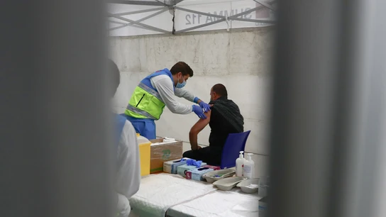 Un profesional del SUMMA 112 vacuna a un hombre contra la COVID-19 Un profesional del SUMMA vacuna a un hombre contra la COVID-19