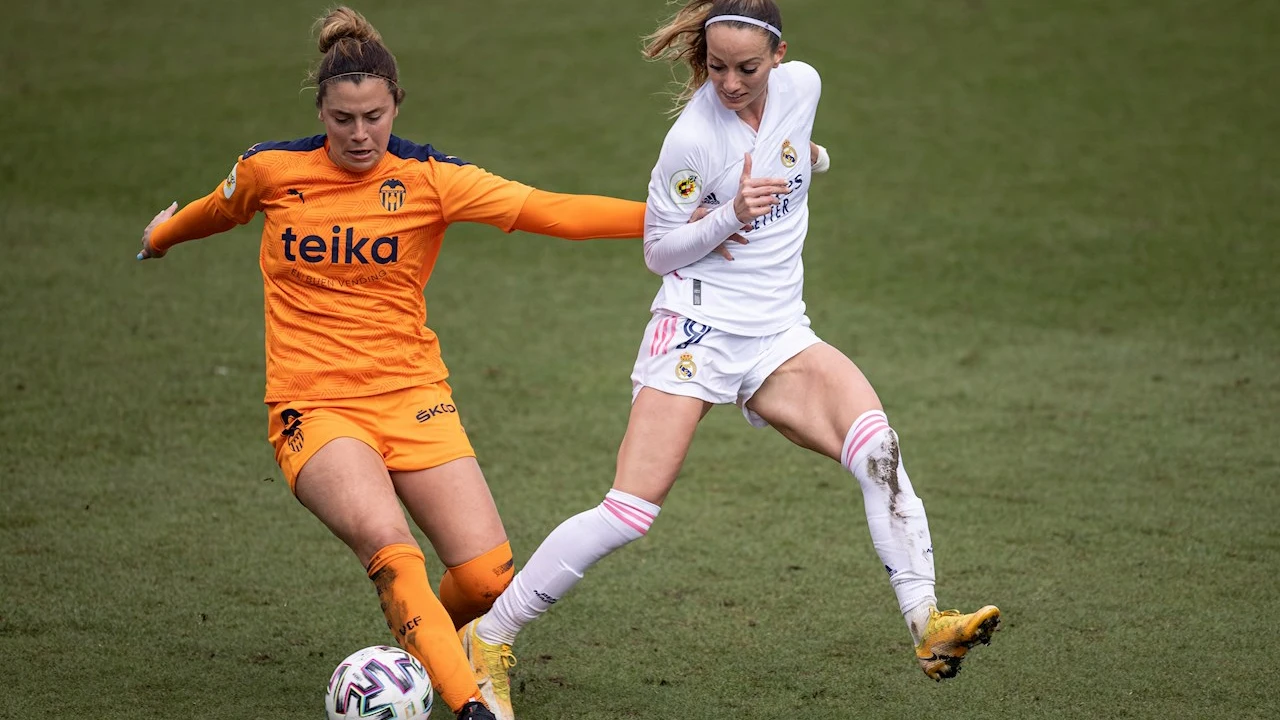 Asllani, en una acción contra el Valencia