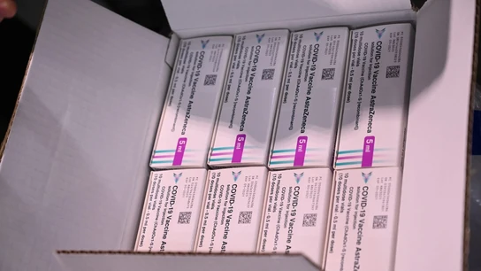 España recibe las primeras dosis de la vacuna de AstraZeneca El ministerio de Sanidad ha informado de que se han recibido las primera remeda de vacunas de AstraZeneca y la Universidad de Oxford. En total 196.800