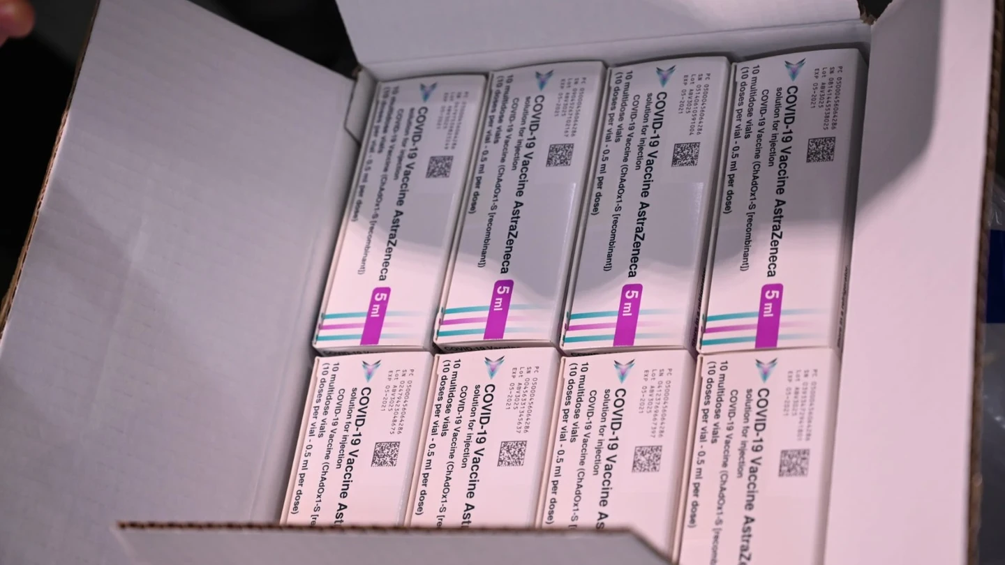 España recibe las primeras dosis de la vacuna de AstraZeneca El ministerio de Sanidad ha informado de que se han recibido las primera remeda de vacunas de AstraZeneca y la Universidad de Oxford. En total 196.800