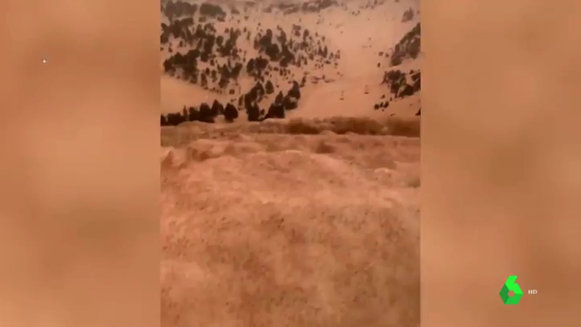 La inusual estampa del Pirineo: el polvo sahariano tiñe de marrón la nieve de la mitad de las pistas de esquí