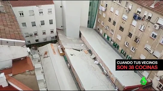 Instalan 38 cocinas industriales y una chimenea de siete pisos en medio de un patio de vecinos: "No vamos a poder abrir la ventana" Instalan 38 cocinas industriales y una chimenea de siete pisos en medio de un patio de vecinos: "No vamos a poder abrir la ventana"